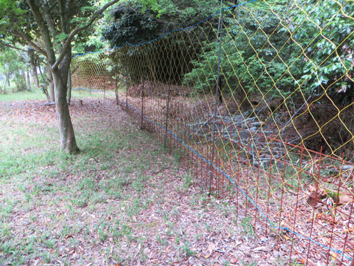 鹿除けの網柵（山側の鉄フェンス）